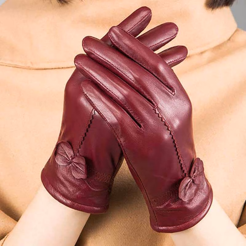 Daily maintenance of leather gloves.