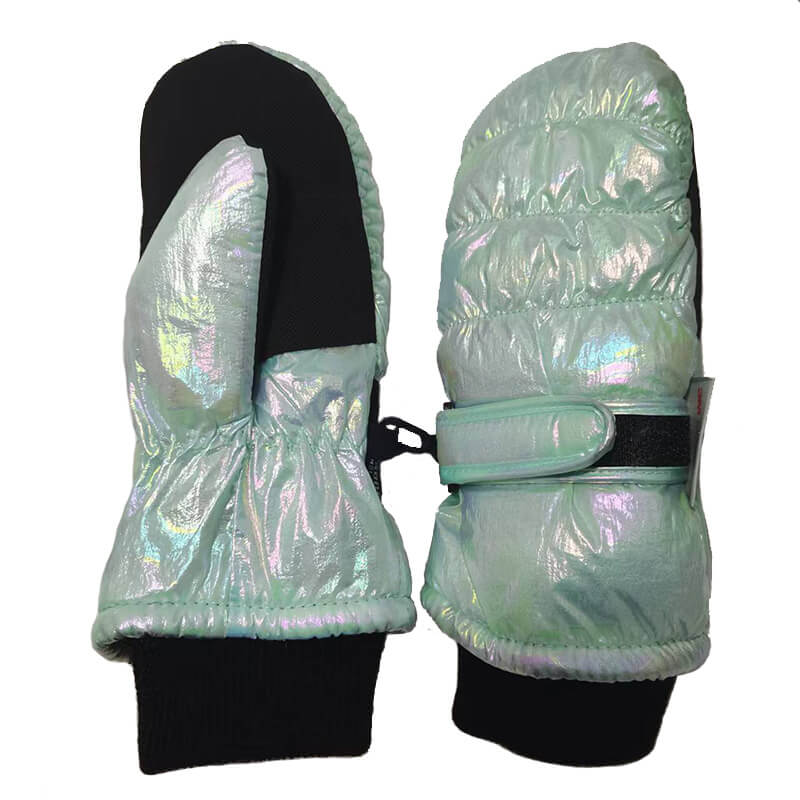 Verfahren zum Reinigen von blauen Skihandschuhen